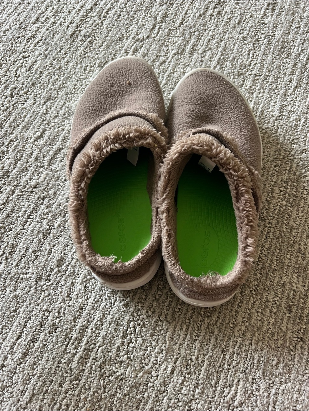 OOFOS Slip-On Slippers in Taupe with Bright Green Insole